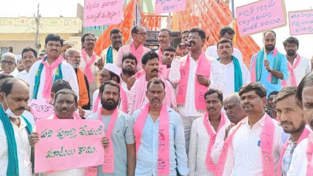 BRS protest Congress over stalled works
