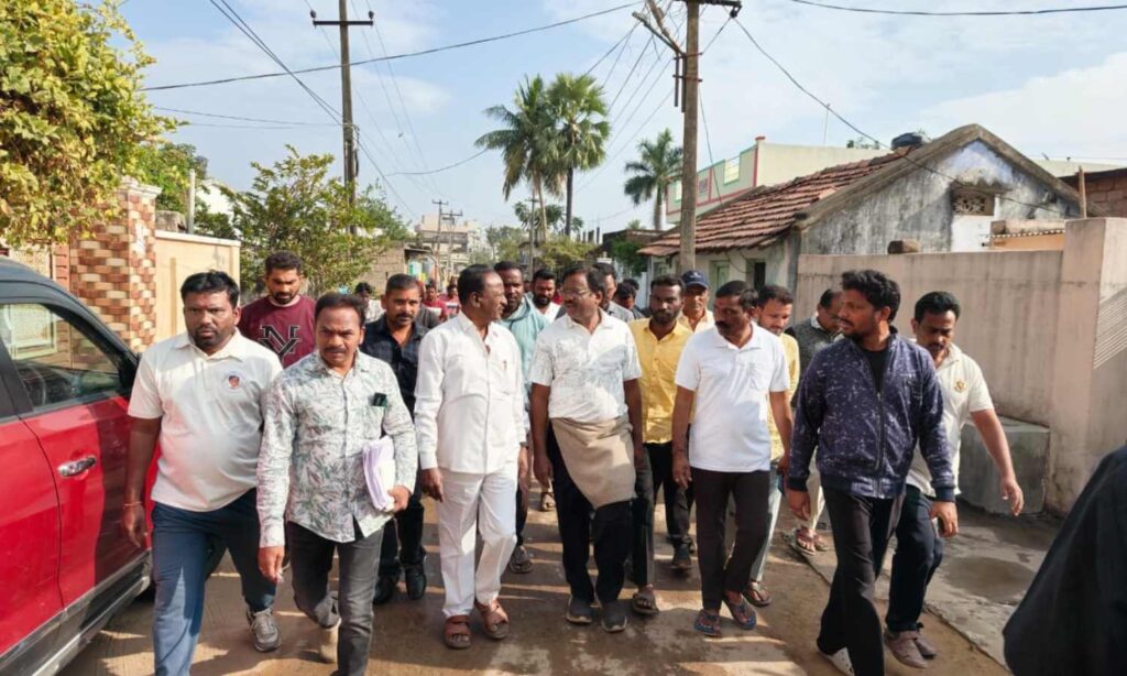 Minister Vivek Chennur morning walk to review civic issues