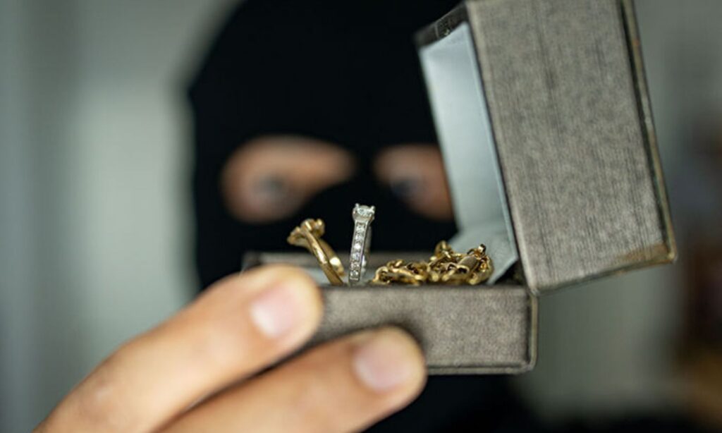 Metpally jewelry shop theft in Jagtial district