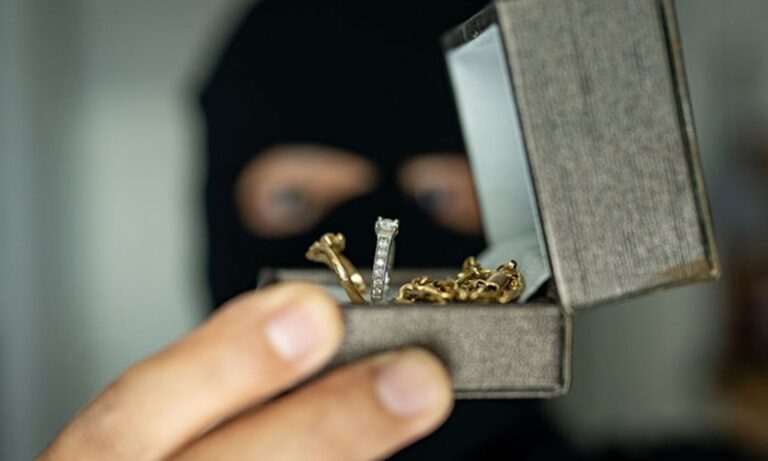 Metpally jewelry shop theft in Jagtial district