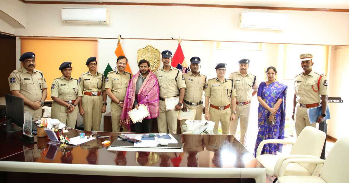 Hyderabad girl rescue: youth honoured by police